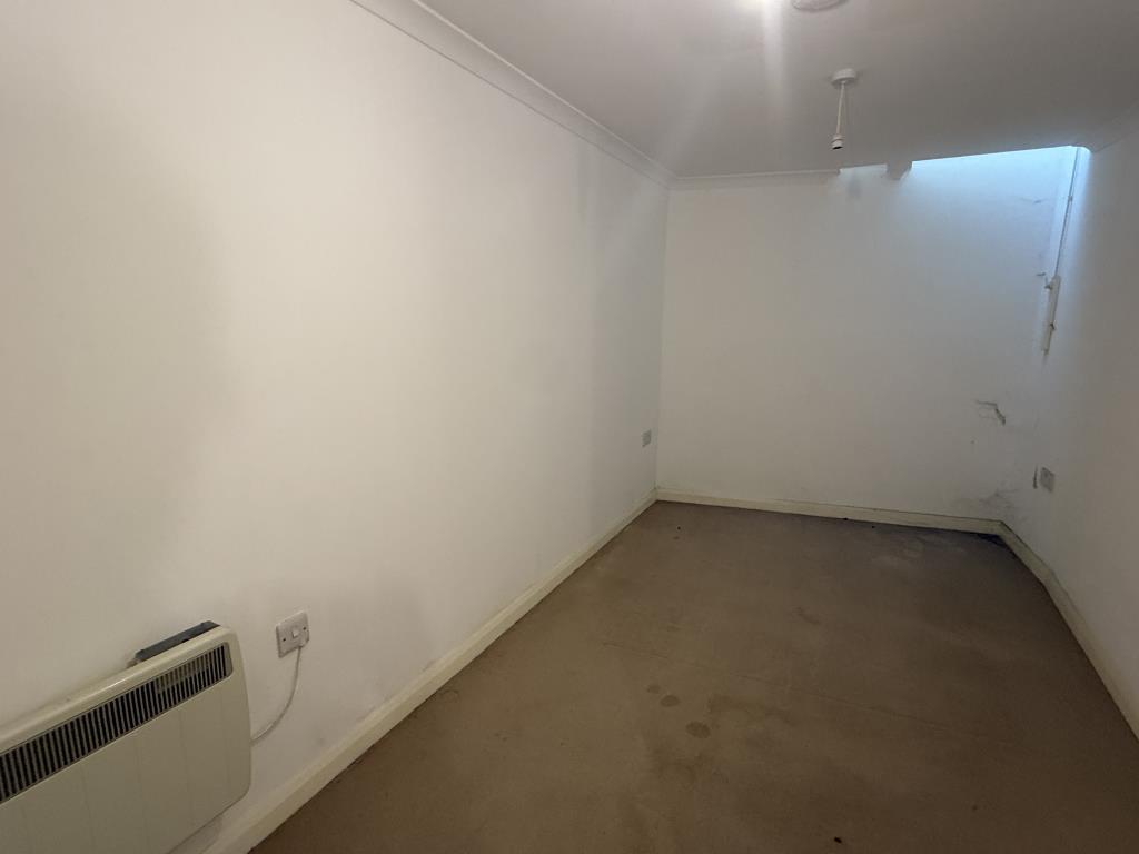 Lot: 30 - LARGE FREEHOLD RESIDENTIAL INVESTMENT ARRANGED AS SIX FLATS - Bedroom of Flat B
